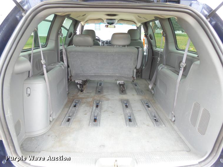 image for item J5399 2005 Dodge Grand Caravan van