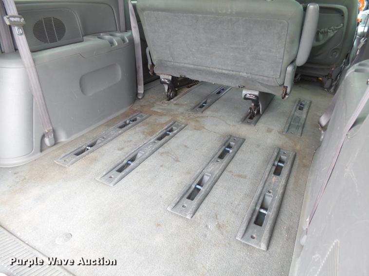 image for item J5399 2005 Dodge Grand Caravan van