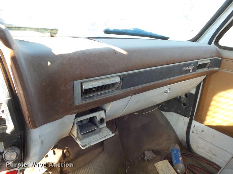 image for item J5420 1990 Chevrolet C60 flatbed truck