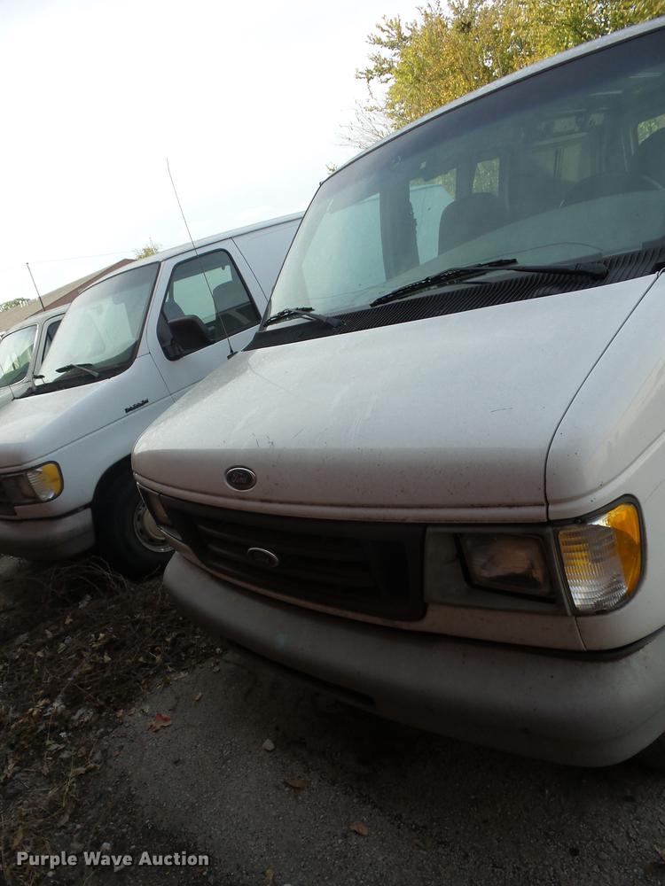 image for item J8570 1999 Ford Econoline E150 van