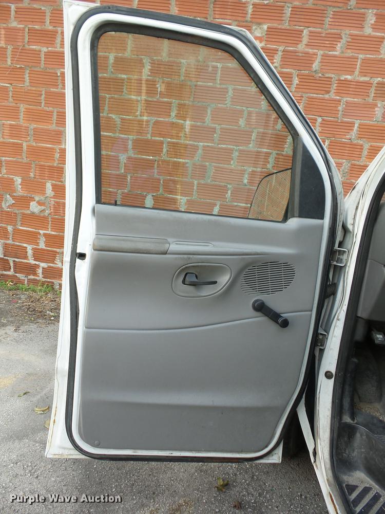 image for item J8570 1999 Ford Econoline E150 van