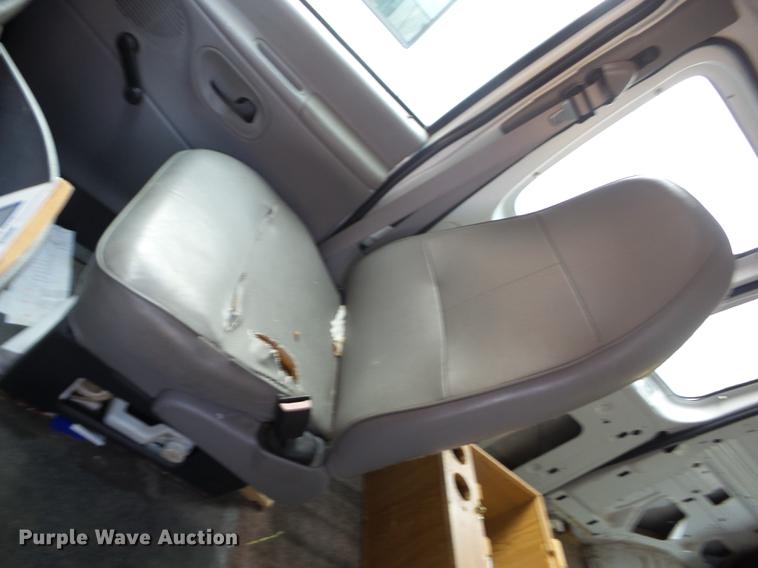 image for item J8570 1999 Ford Econoline E150 van