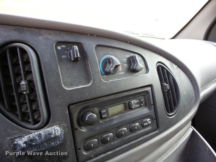 image for item J8570 1999 Ford Econoline E150 van