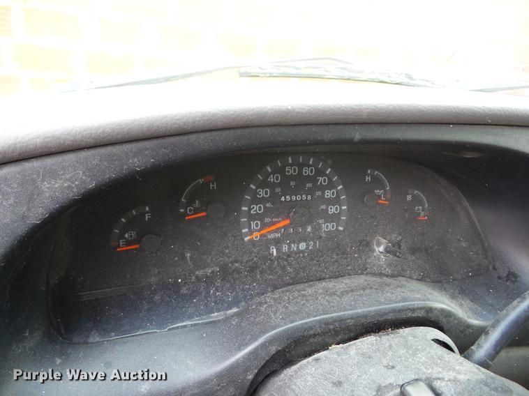 image for item J8570 1999 Ford Econoline E150 van