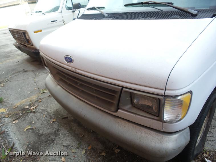 image for item J8571 1995 Ford Econoline E150 van