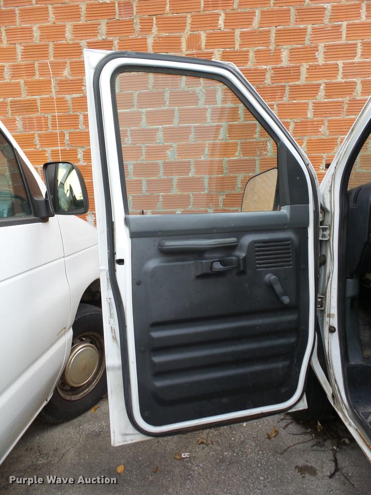 image for item J8571 1995 Ford Econoline E150 van