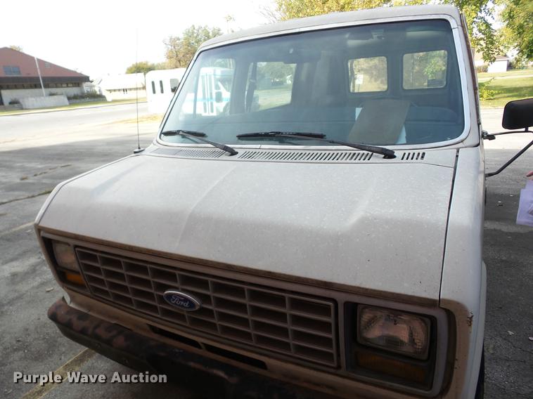 image for item J8572 1990 Ford Econoline E150 van