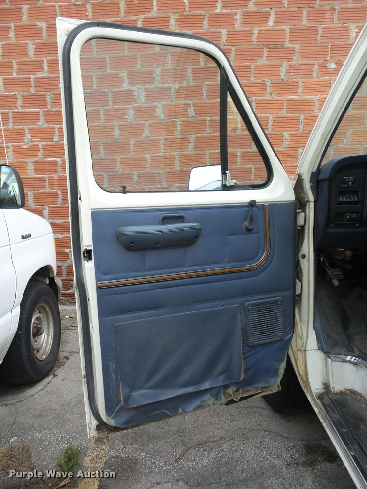 image for item J8572 1990 Ford Econoline E150 van