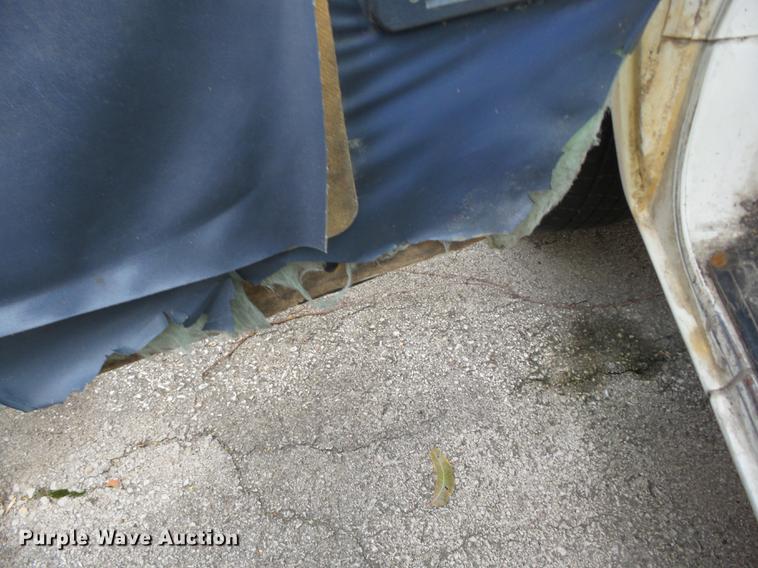 image for item J8572 1990 Ford Econoline E150 van