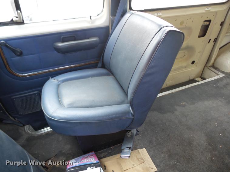 image for item J8572 1990 Ford Econoline E150 van