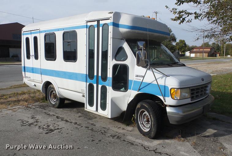 image for item J8573 1996 Ford Econoline E350 shuttle bus