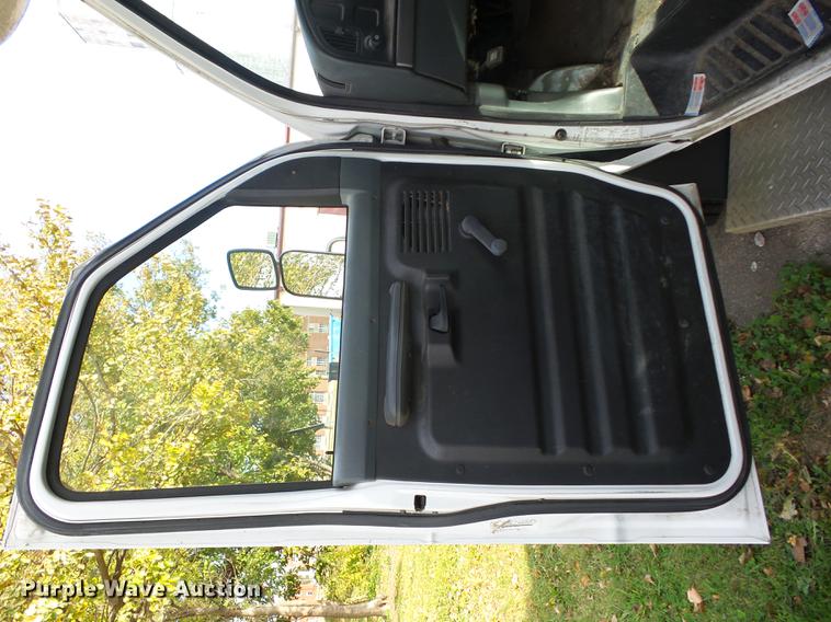 image for item J8573 1996 Ford Econoline E350 shuttle bus