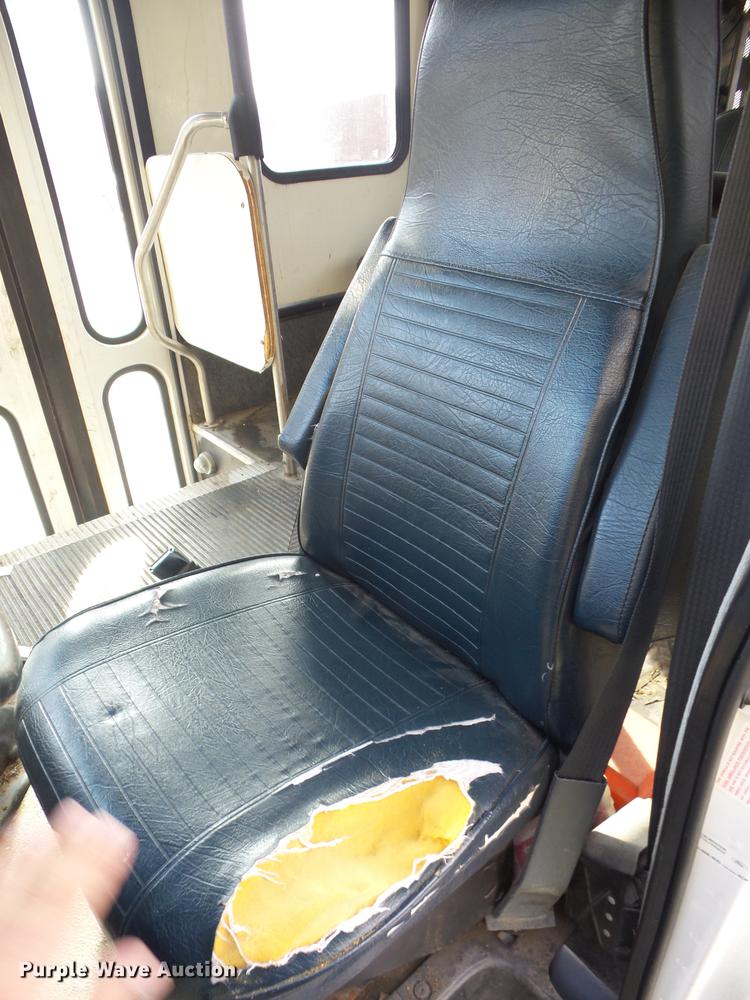 image for item J8573 1996 Ford Econoline E350 shuttle bus