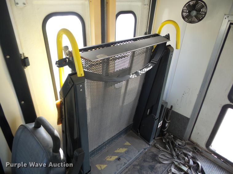 image for item J8573 1996 Ford Econoline E350 shuttle bus