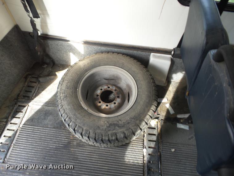 image for item J8573 1996 Ford Econoline E350 shuttle bus