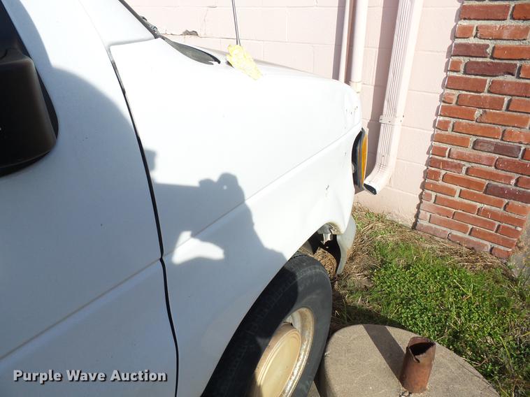 image for item J8574 1999 Ford Econoline E150 van