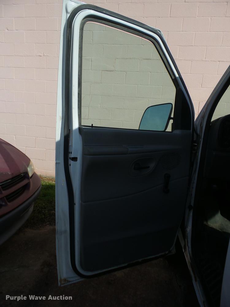 image for item J8574 1999 Ford Econoline E150 van