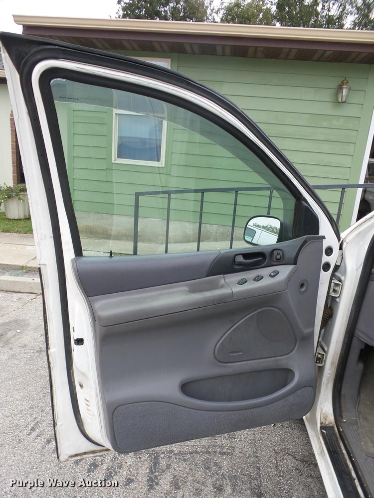 image for item J8576 1996 Ford Windstar van