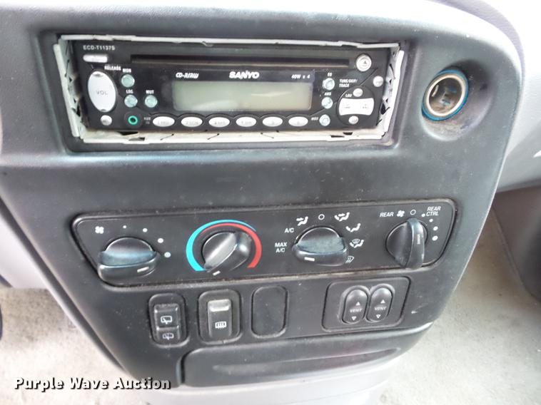 image for item J8576 1996 Ford Windstar van