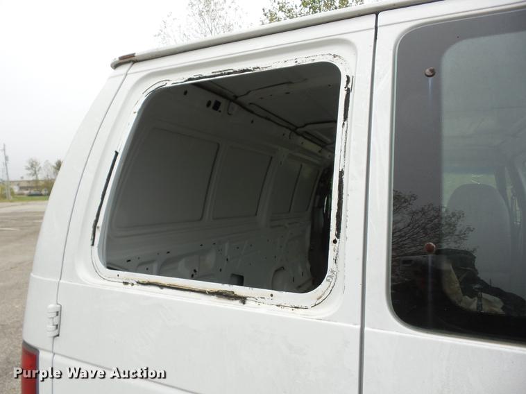 image for item J8579 1998 Ford Econoline E150 van