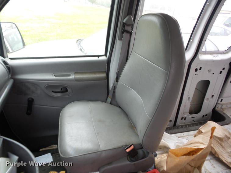 image for item J8579 1998 Ford Econoline E150 van