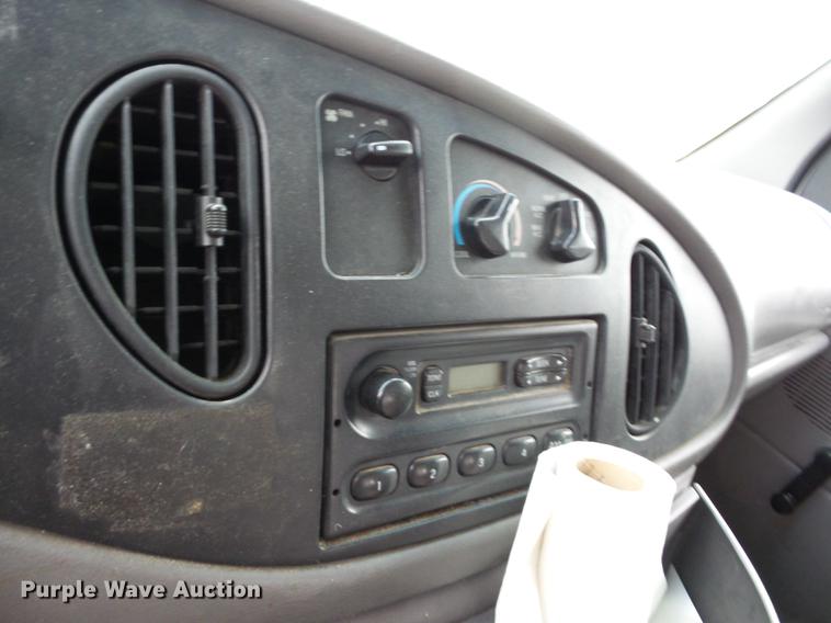 image for item J8579 1998 Ford Econoline E150 van