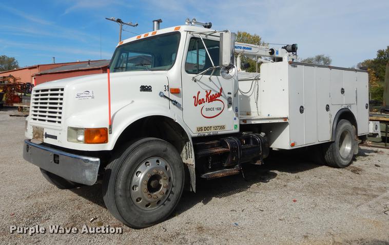 image for item K5834 1998 International 4900 service truck with crane