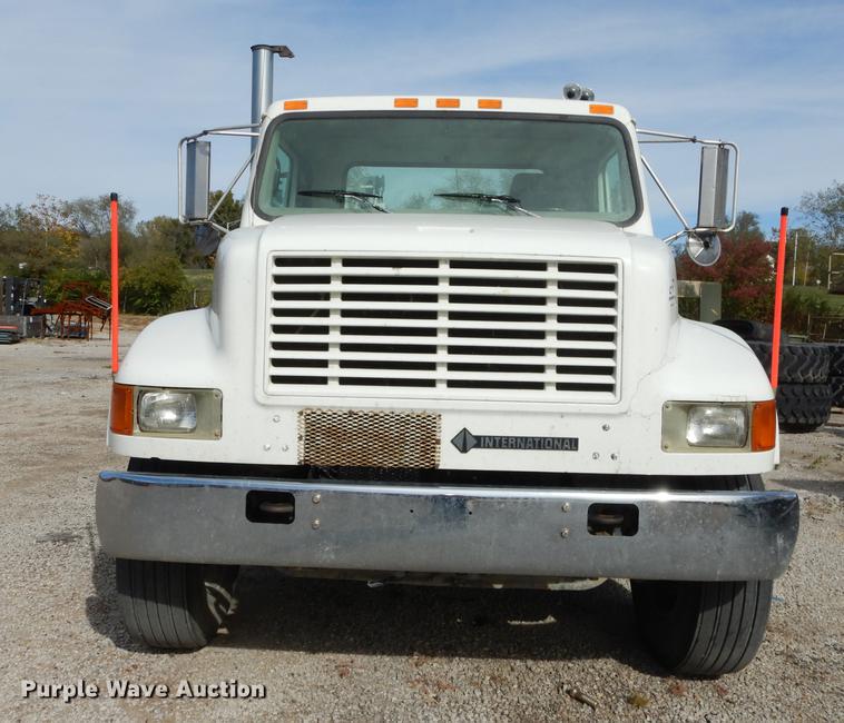 image for item K5834 1998 International 4900 service truck with crane