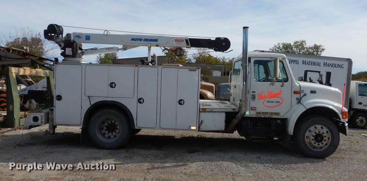 image for item K5834 1998 International 4900 service truck with crane