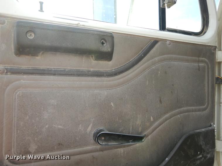 image for item K5834 1998 International 4900 service truck with crane