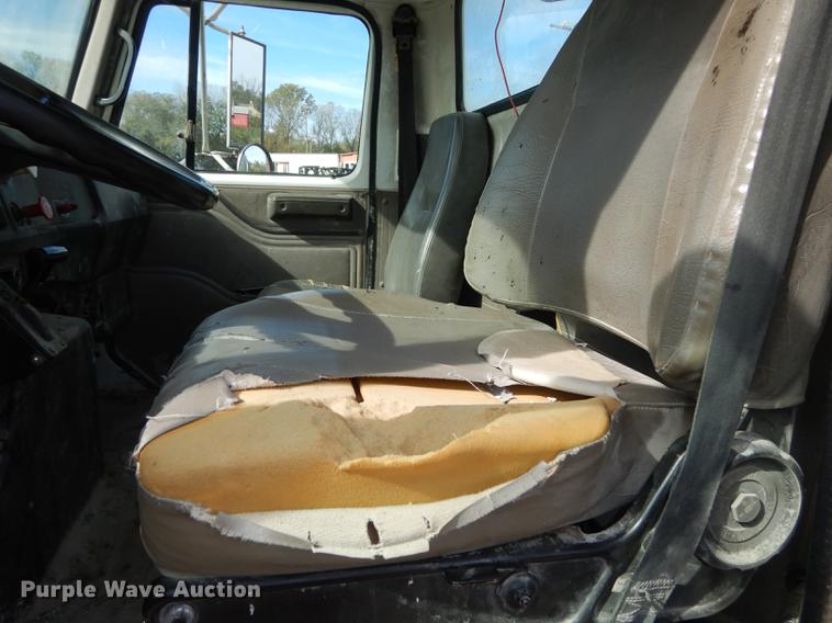 image for item K5834 1998 International 4900 service truck with crane