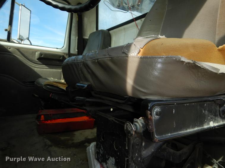 image for item K5834 1998 International 4900 service truck with crane