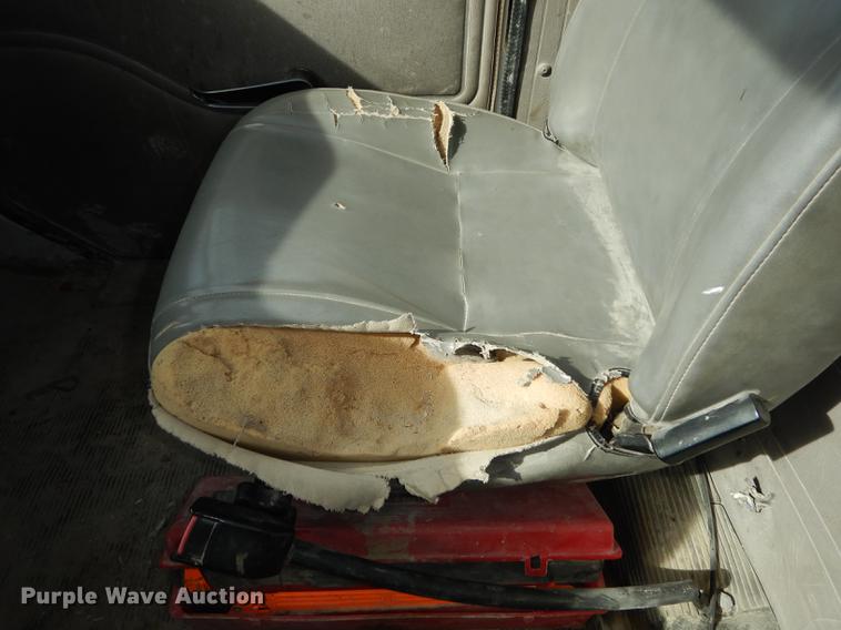 image for item K5834 1998 International 4900 service truck with crane