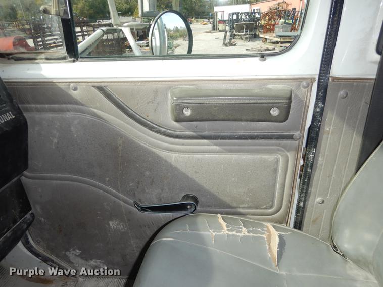 image for item K5834 1998 International 4900 service truck with crane