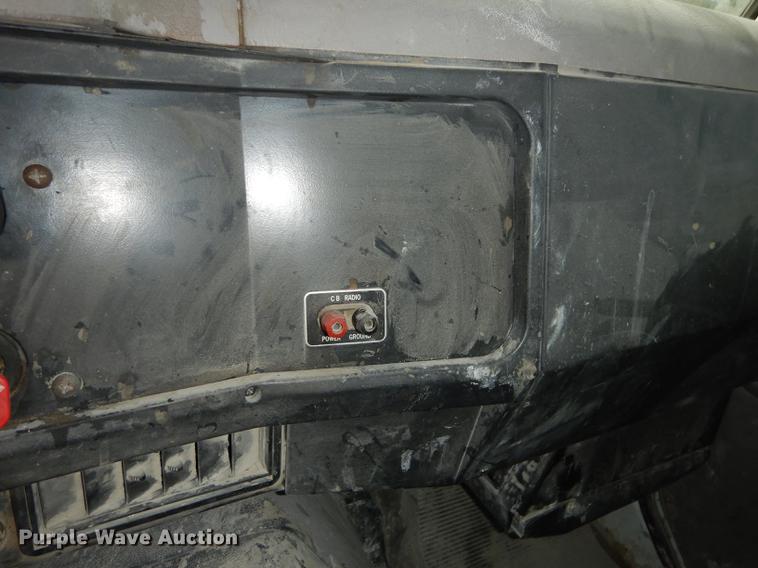 image for item K5834 1998 International 4900 service truck with crane