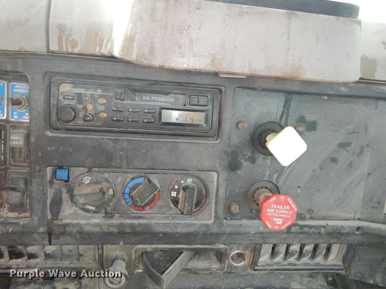 image for item K5834 1998 International 4900 service truck with crane