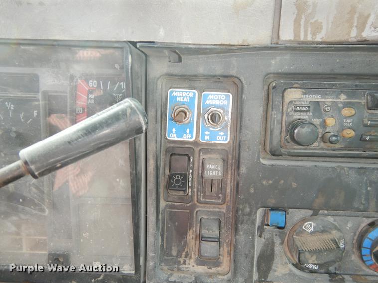 image for item K5834 1998 International 4900 service truck with crane