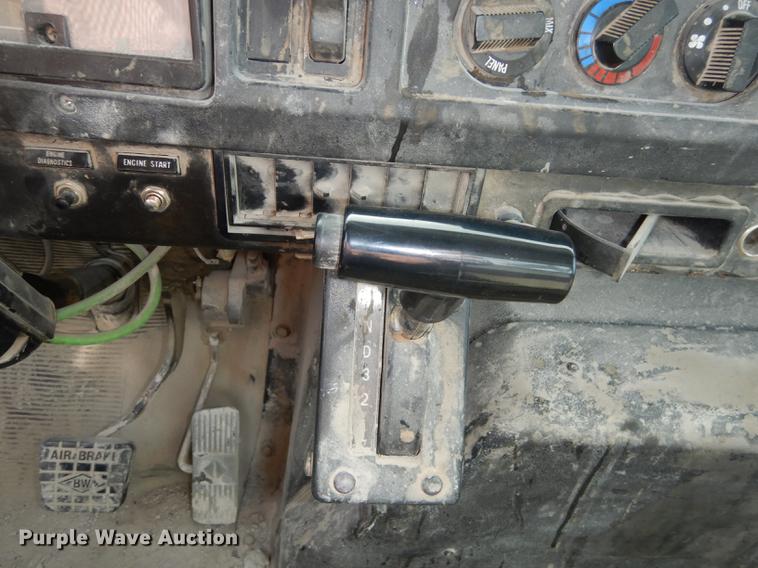 image for item K5834 1998 International 4900 service truck with crane