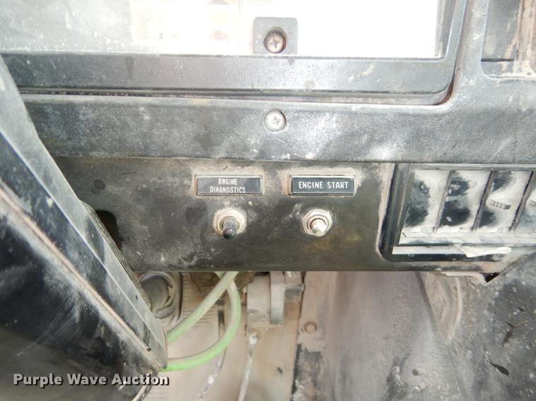 image for item K5834 1998 International 4900 service truck with crane