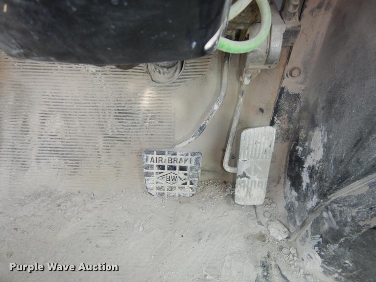 image for item K5834 1998 International 4900 service truck with crane