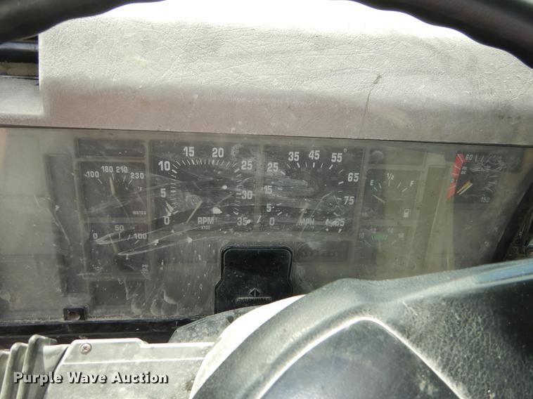 image for item K5834 1998 International 4900 service truck with crane