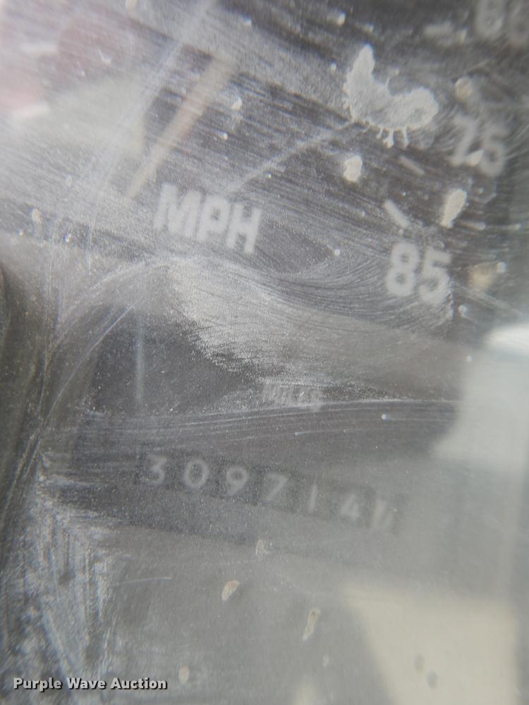 image for item K5834 1998 International 4900 service truck with crane