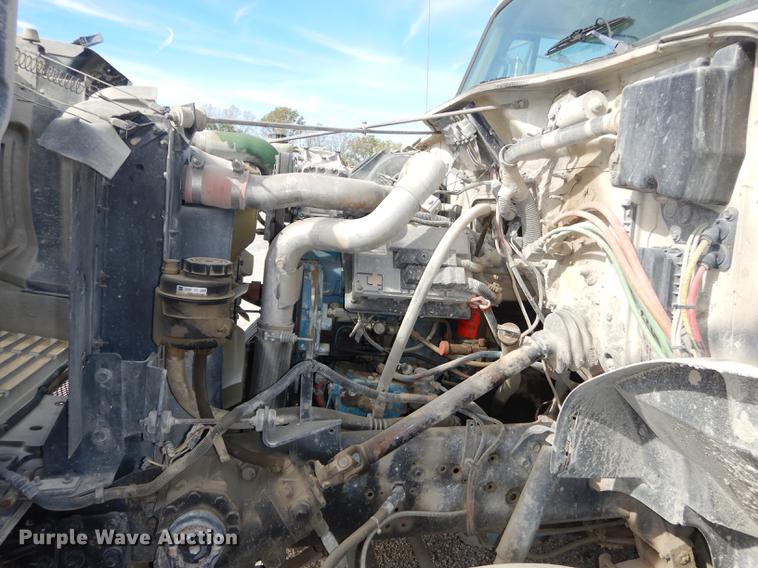 image for item K5834 1998 International 4900 service truck with crane