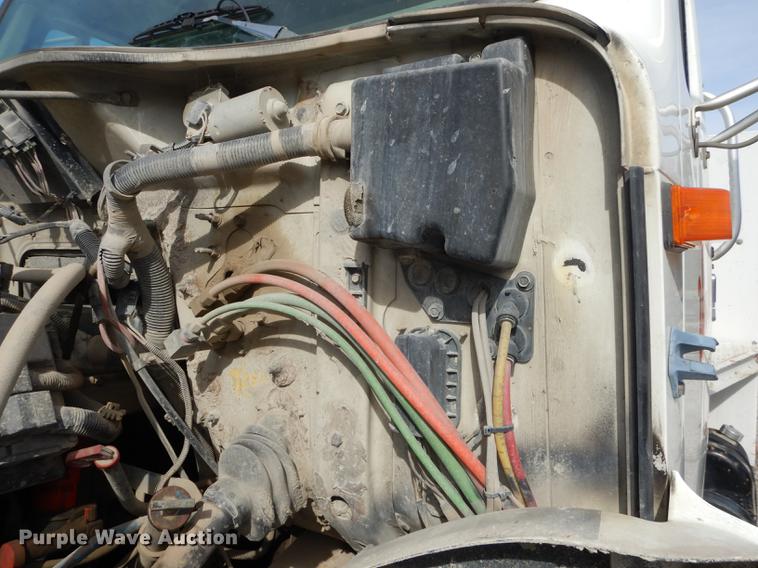 image for item K5834 1998 International 4900 service truck with crane