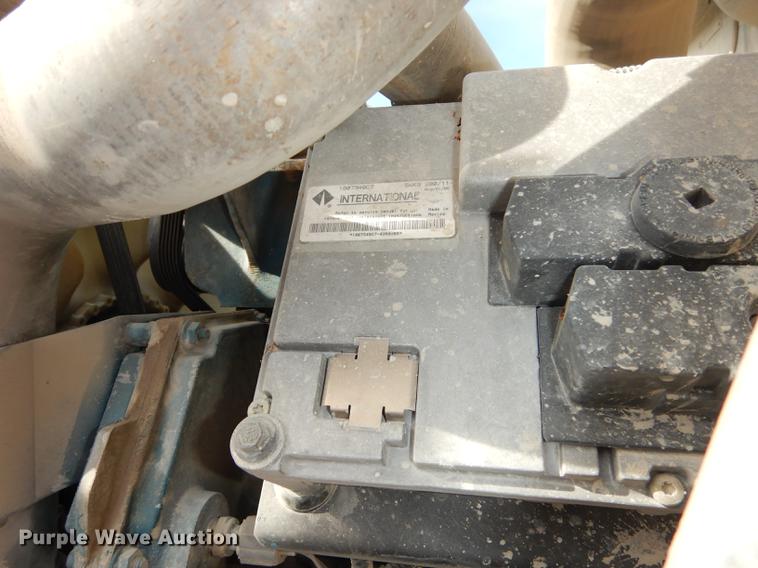 image for item K5834 1998 International 4900 service truck with crane