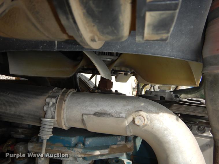 image for item K5834 1998 International 4900 service truck with crane