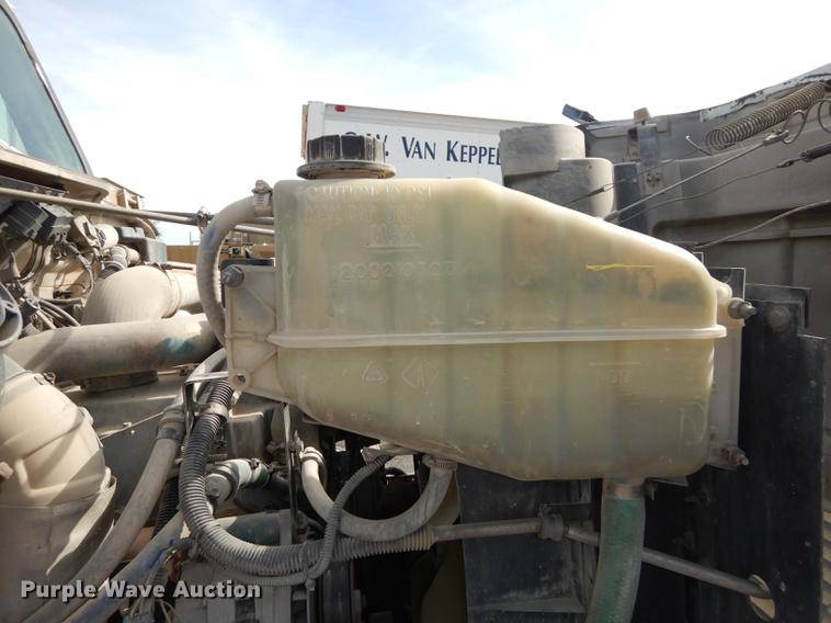 image for item K5834 1998 International 4900 service truck with crane