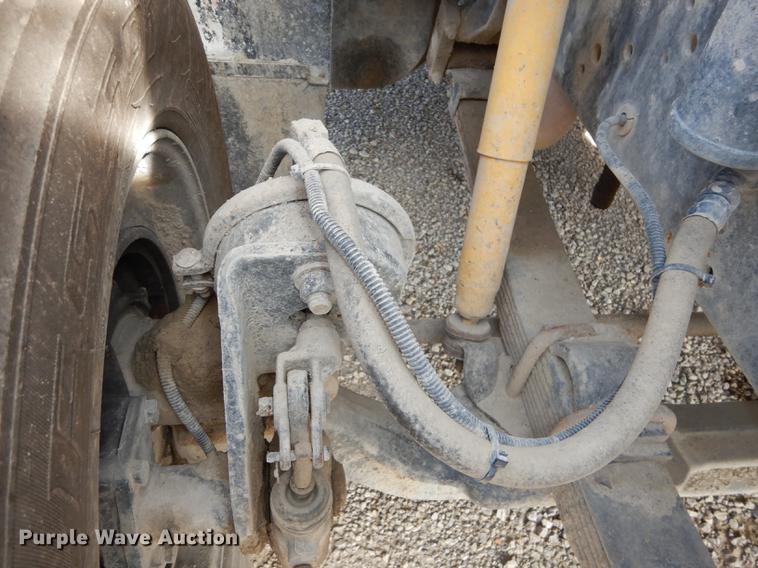 image for item K5834 1998 International 4900 service truck with crane