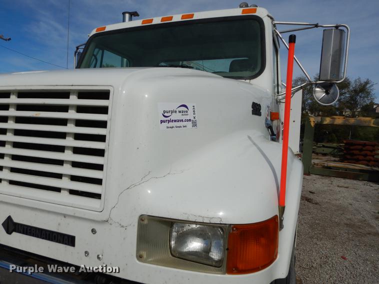 image for item K5834 1998 International 4900 service truck with crane