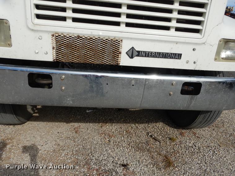 image for item K5834 1998 International 4900 service truck with crane